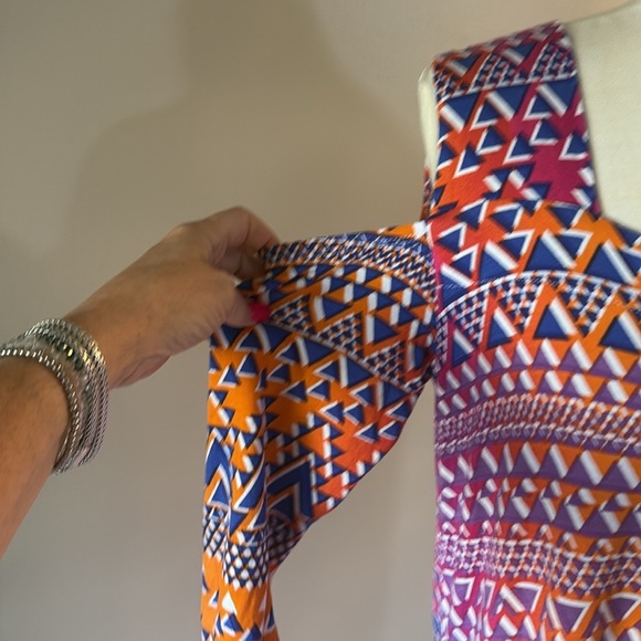 NWT Thomas & Olivia Geometric Patterned Women's cold shoulder Top tunic relax Sm - Picture 3 of 13